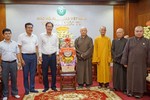 Ông Nguyễn Thành Trung tặng quà chúc mừng Phật đản đến chư tôn đức Ban Trị sự GHPGVN TP.HCM