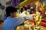 Phật tử thực hiện nghi thức Tắm Phật theo truyền thống 