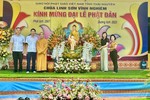 Đại diện các cơ quan tặng hoa chúc mừng Đại lễ Phật đản tại chùa Linh Sơn Vĩnh Nghiêm