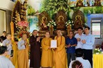 Thượng tọa Thích Minh Trí và lãnh đạo địa phương trao giấy chứng nhận điểm sinh hoạt tôn giáo tập trung Long Bửu đến Thượng tọa Thích Tịnh Hiệp