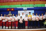 Lãnh đạo Thành phố trao quà đến các em có hoàn cảnh đặc biệt khó khăn nhân Ngày Quốc tế Thiếu nhi 1-6