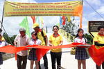 Đại diện Hội Từ thiện chùa Tường Nguyên cắt băng khánh thành cầu bê-tông 