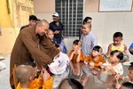  Đại đức Thích Minh Phú trao quà cho trẻ em mồ côi đang được nuôi dưỡng tại chùa Phật Minh, xã Giao Long