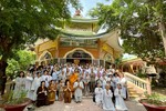 Đoàn tịnh xá Trung Tâm chụp ảnh lưu niệm tại tịnh xá Ngọc Thạnh, tỉnh Bà Rịa - Vũng Tàu