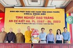 Ông Phạm Quang Hà, Trưởng ban Tôn giáo tỉnh tặng quà chúc mừng chư Tăng đang an cư tại chùa Tỉnh Hội