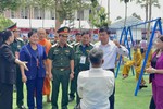 Đoàn thăm hỏi bà con tại công trình văn hóa, thể thao tặng cơ sở tôn giáo tại chùa Sóc Lớn