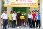  Đại đức Thích Tuệ Chánh và đại diện địa phương bàn giao nhà mới đến chị Mộng