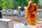 Thượng tọa Thích Đạo Hiển thắp hương tại các phần mộ liệt sĩ tại Nghĩa trang Việt Hưng, TP.Hạ Long