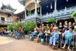 Thượng tọa Thích Giác Vũ và các Phật tử trao tặng 15 xe lăn 