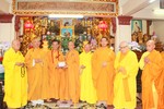 Thượng tọa Thích Minh Trí cúng dường đến đại diện Ban Chức sự trường hạ tổ đình Long Thiền