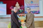 Đại đức Thích Nguyên Huấn, Trưởng ban Thông tin - Truyền thông tặng hoa tri ân Đại đức Thích Quảng Kiến
