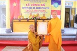 Thượng tọa Thích Trí Thọ trao quyết định bổ nhiệm chùa Linh Phong đến Đại đức Thích Lệ Minh