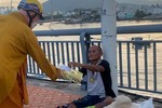 Đại diện Ban Từ thiện xã hội Phật giáo tỉnh Khánh Hòa trao quà Vu lan đến người vô gia cư