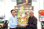 Ông Nguyễn Hữu Dinh trao quà chúc mừng Vu lan - Báo hiếu đến Hòa thượng Thích Minh Thông