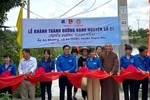 Cắt băng khánh thành con đường bê-tông "Hạnh Nguyện số 21"