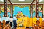 Ông Nguyễn Hoài Anh tặng hoa chúc mừng Đại lễ Vu lan đến Hòa thượng Thích Minh Nhật