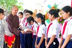 Đại đức Thích Nhuận Thanh trao học bổng cho các học sinh có hoàn cảnh khó khăn