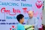  Sư cô Thích nữ Huệ Trí trao "túi gạo yêu thương"