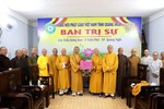 Thượng tọa Thích Quảng Tuấn trao quà chúc mừng nhân chuyến thăm Ban Trị sự Phật giáo tỉnh Quảng Ngãi