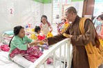 Đại đức Thích Thiện Triều trao quà trung thu cho các bệnh nhân tại Bệnh viện Chấn thương Chỉnh hình TP.HCM