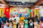 Chư tôn đức, đại diện các cơ quan trao quà Tết Trung thu cho trẻ em tại chùa Tỉnh Hội