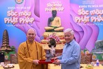 Thượng tọa Thích Đức Thiện tặng tôn tượng đến ông Đỗ Văn Chiến