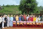 Chùa Minh Bửu (TP.Cao Lãnh) trao 200 phần quà đến đồng bào dân tộc tại tỉnh Đắk Nông