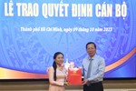Chủ tịch UBND TP.HCM Phan Văn Mãi trao quyết định đến bà Phan Kiều Thanh Hương - Ảnh: Long Hồ