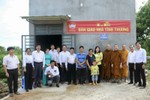 Ban Trị sự H.Tân Phú và đại diện chính quyền địa phương trong ngày bàn giao nhà mới đến gia đình ông Vỹ