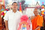 Ông Kim Ngọc Thái chúc mừng Hòa thượng Thạch Sok Xane nhân lễ Sene Đôn-ta