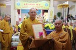 Thượng tọa Thích Quảng Tâm trao quyết định trụ trì chùa Linh Hòa đến Đại đức Thích Lệ Thành