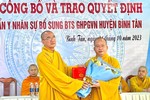 Thượng tọa Thích Lệ Lạc, Trưởng ban Trị sự tỉnh trao quyết định và chúc mừng đến Đại đức Thích Tánh Bình