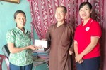 Đại diện Hội Chữ thập đỏ H.Quảng Ninh và chùa Kim Nại trao tiền đến gia đình học sinh khó khăn 