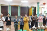 Hòa thượng Thích Thiện Tấn trao quà đến những hộ khó khăn