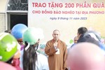 Thượng tọa Thích Thiện Thông động viên bà con vươn lên trong cuộc sống