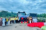 Đoàn gởi tặng đến bà con kiều bào Campuchia tại Cửa khẩu Hoàng Diệu - Bù Đốp