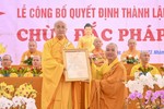 Thượng tọa Thích Quảng Hiền trao quyết định đến Đại đức Thích Tâm Quốc