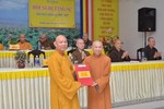 Hòa thượng Thích Từ Nghiêm - Trưởng ban Trị sự GHPGVN TP.Đà Nẵng trao quyết định đến Ban Tăng sự