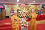 Hòa thượng Thích Bảo Nghiêm tặng hoa chúc mừng hội thảo