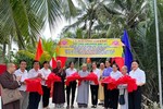 Đại diện các đơn vị cắt băng khánh thành cầu bê-tông nông thôn