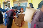 Thượng tọa Thích Minh Nhựt trao quà đến bà con địa phương