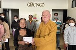 Hòa thượng Thích Duy Trấn chuyển tiền của bạn đọc ủng hộ đến các bệnh nhân bị bệnh hiểm nghèo