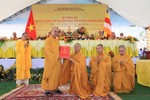 Thượng tọa Thích Tỉnh Cường trao quyết định trụ trì chùa Thanh Hoa đến Đại đức Thích Đồng Đức