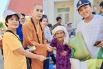 Đại đức Thích Giác Thọ, Trưởng đoàn cùng thành viên đoàn từ thiện trao quà đến bà con tỉnh Ninh Thuận - ẢNh: T.G