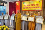 Trao Bằng công đức đến đại diện đơn vị, cá nhân hoàn thành tốt hoạt động Phật sự