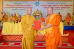 Hòa thượng Thích Huệ Thông trao quyết định đến Đại đức Châu Hoài Thái, trụ trì chùa Tông Kim Quang