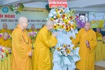 Hòa thượng Thích Thiện Pháp tặng lẵng hoa của Ban Thường trực Hội đồng Trị sự GHPGVN