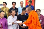Hòa thượng Danh Lung trao quà Tết tại H.An Biên