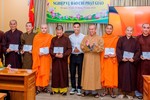 Thượng tọa Thích Giác Nghi trao chứng nhận cho các học viên tham gia khóa học - Ảnh: PGBL