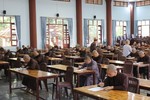 Tăng sinh Trường Trung cấp Phật học Bình Định làm bài thi
